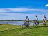 Junge Familie radelt an der Eider entlang