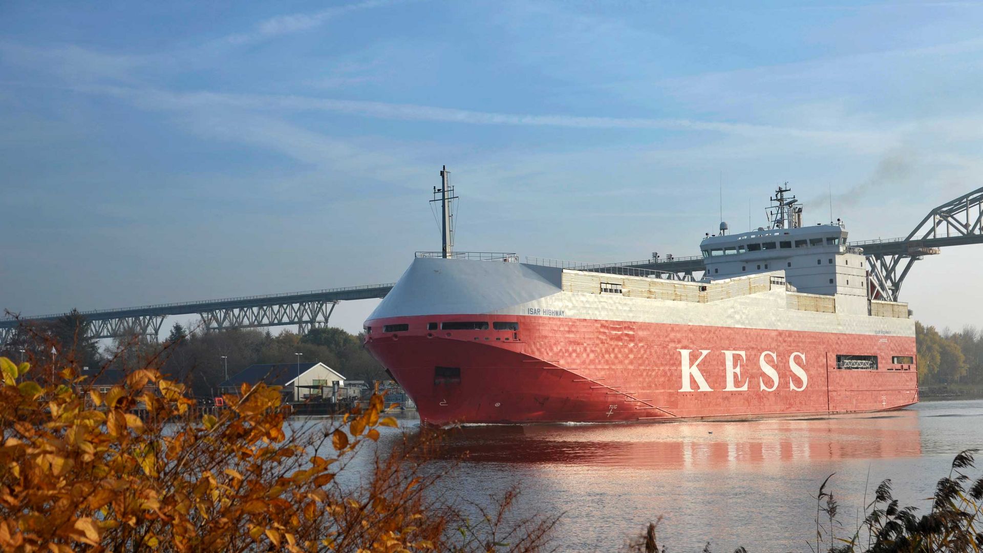 Großes Schiff im Kanal