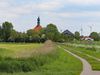 Blick auf Wesselburen mit dem prägnanten Zwiebelturm