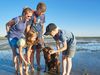 Junge Familie mit Hund im Watt